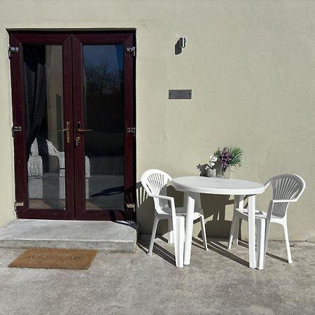 Private Detached Small Bedroom And Bathroom Only- This Is Not An Apartment Butlersbridge Eksteriør billede