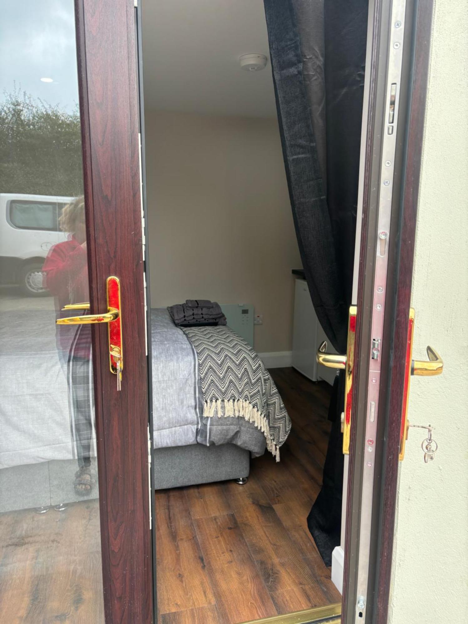 Private Detached Small Bedroom And Bathroom Only- This Is Not An Apartment Butlersbridge Eksteriør billede