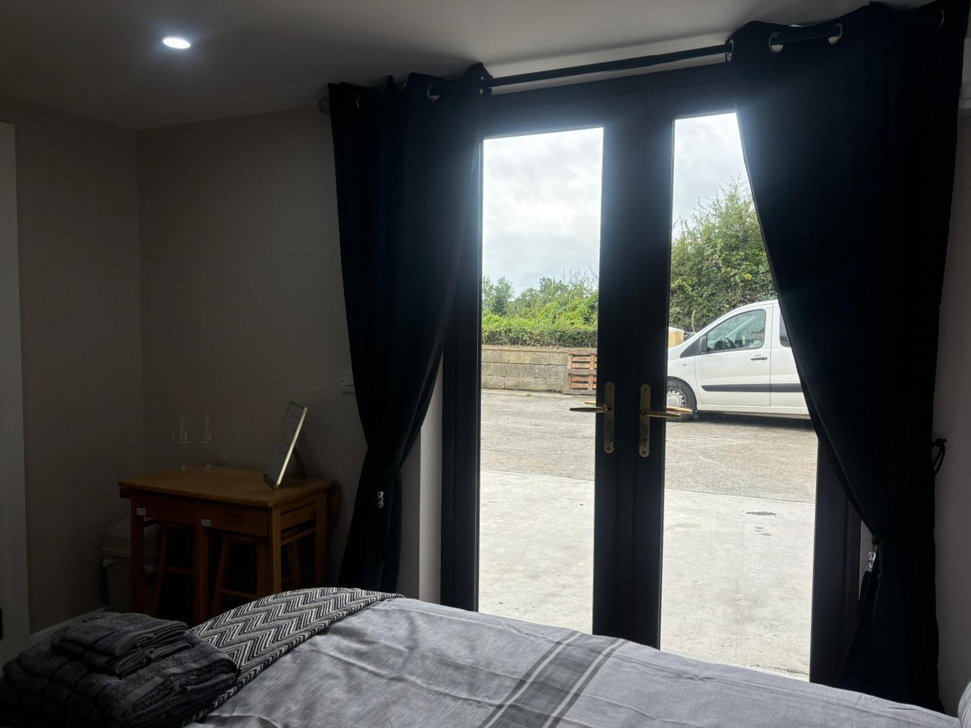 Private Detached Small Bedroom And Bathroom Only- This Is Not An Apartment Butlersbridge Eksteriør billede