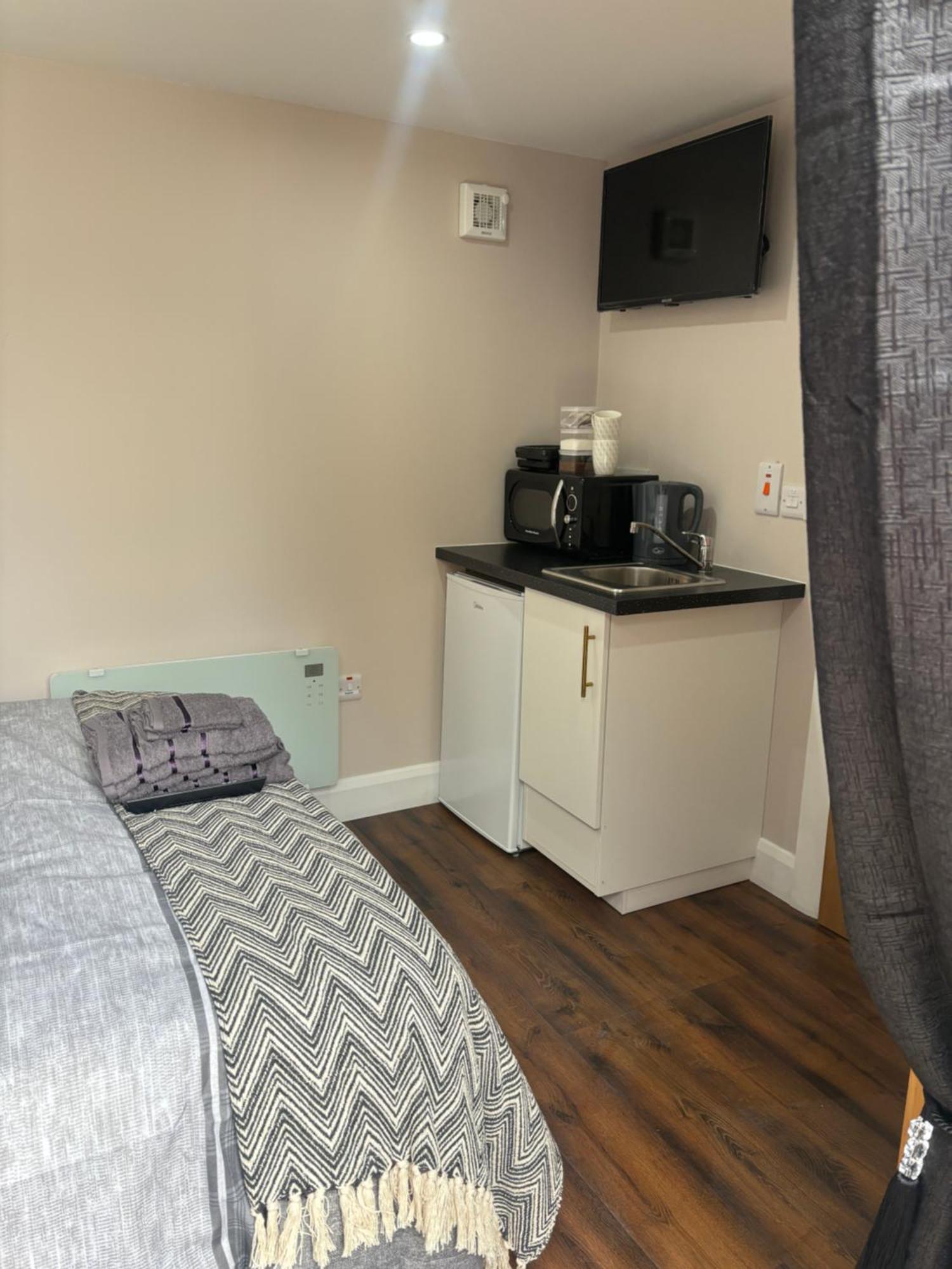 Private Detached Small Bedroom And Bathroom Only- This Is Not An Apartment Butlersbridge Eksteriør billede