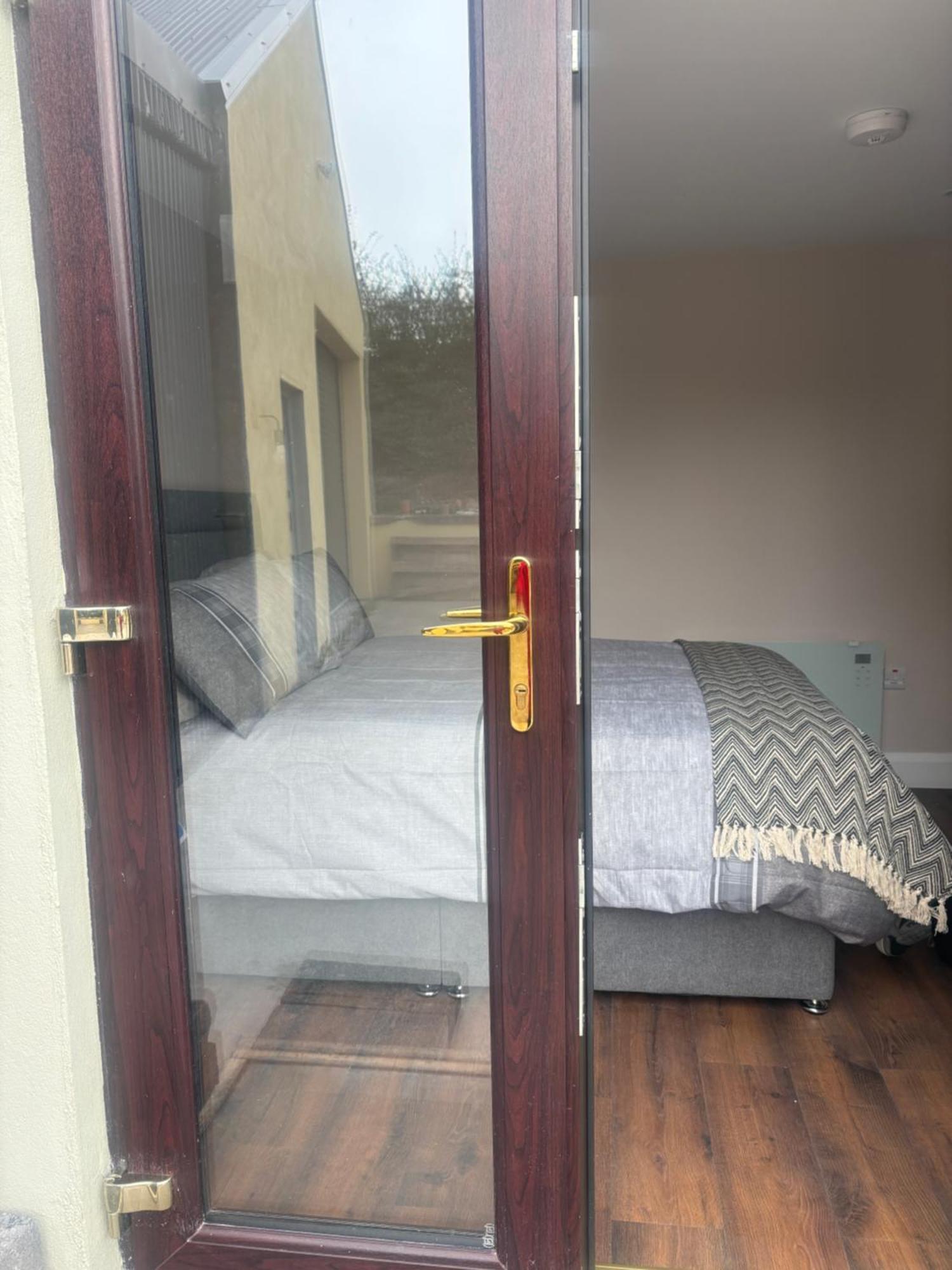 Private Detached Small Bedroom And Bathroom Only- This Is Not An Apartment Butlersbridge Eksteriør billede