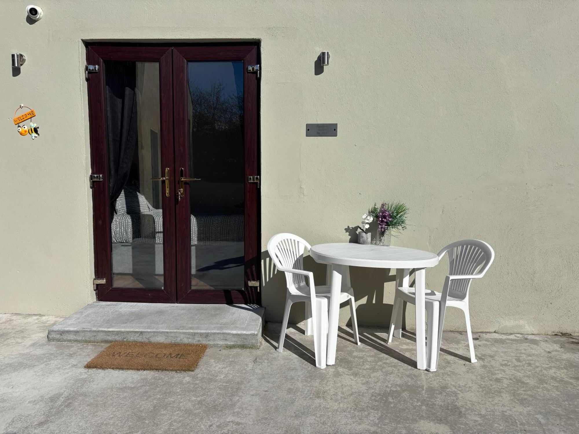 Private Detached Small Bedroom And Bathroom Only- This Is Not An Apartment Butlersbridge Eksteriør billede